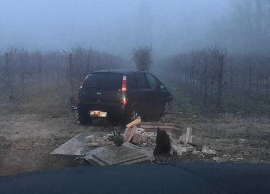 La vettura è uscita di strada e ha travolto una edicola votiva abbattendola completamente. L’incidente è avvenuto martedì sera, complice la fitta nebbia.
