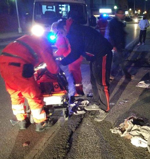 I soccorsi all'anziana travolta da un'auto