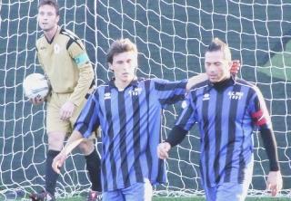 Sotto Obodo in azione nella partitella di ieri a San Cataldo. A destra Carparelli con Ilari dopo il primo gol