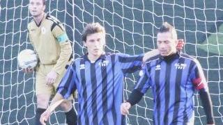 Sotto Obodo in azione nella partitella di ieri a San Cataldo. A destra Carparelli con Ilari dopo il primo gol