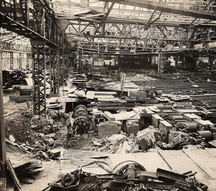 Quel che restava di uno dei treni di laminazione dell'Ilva dopo il bombardamento