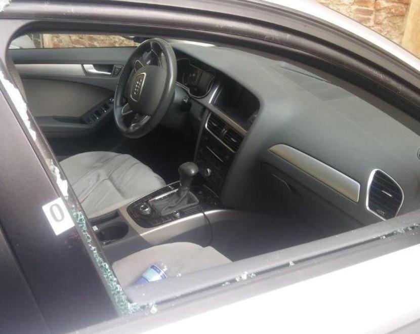 Ladri-vandali fanno strage di auto a decine con i finestrini distrutti 