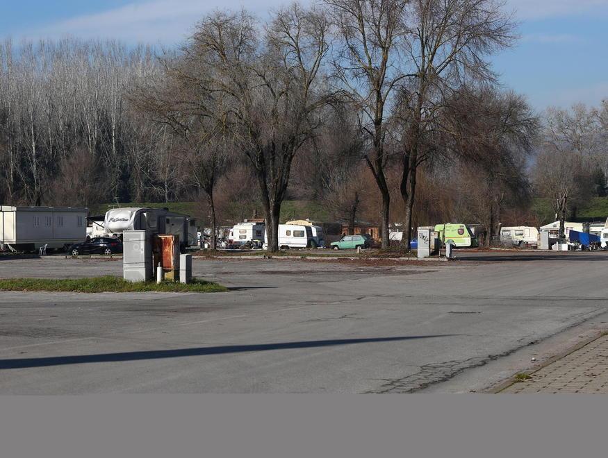 Allarme per il cimitero monumentale Roghi “tossici” nel campo nomadi 