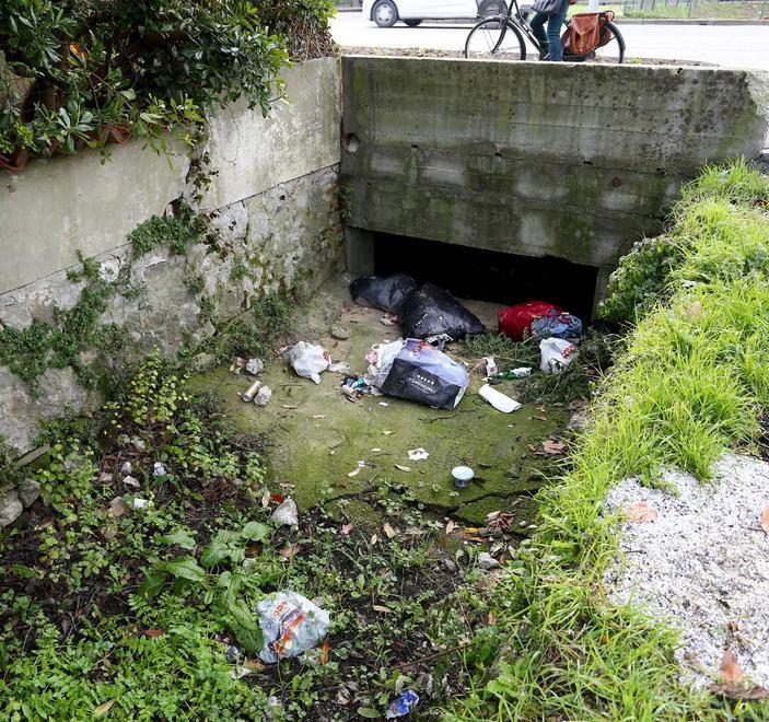 Rifiuti abbandonati ovunque e strade che si allagano