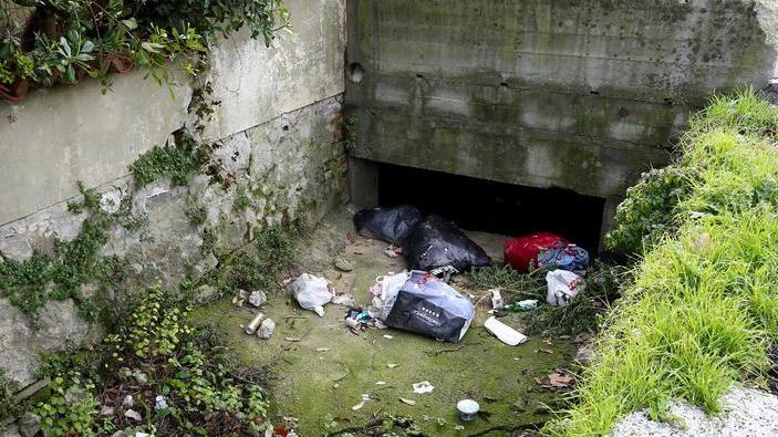 Rifiuti abbandonati ovunque e strade che si allagano