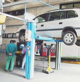 Meccanici al lavoro in una carrozzeria