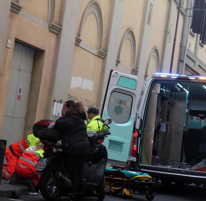 Muore in strada mentre va in ospedale 