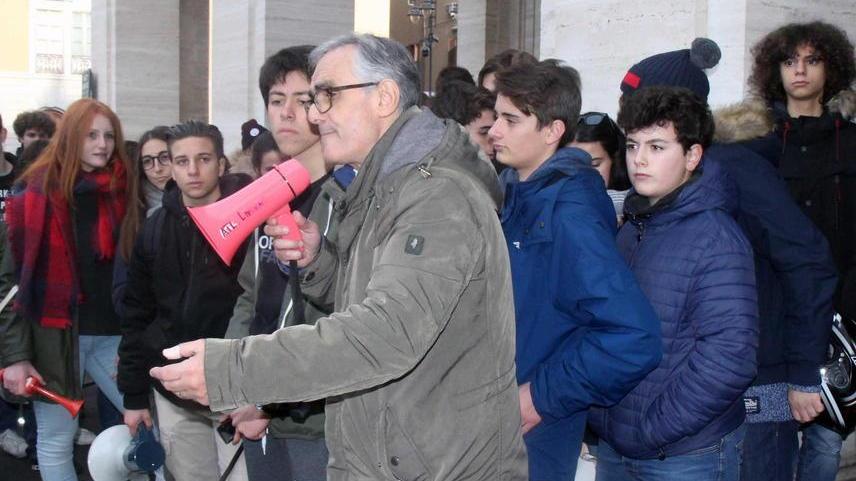 Slittano le pagelle I prof con gli studenti
