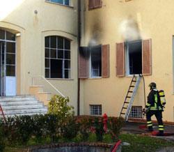 Fiamme nella casa di riposo evacuati settanta anziani