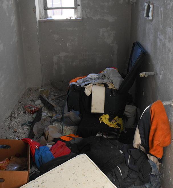 Escrementi e sporcizia Così vivevano nel cantiere