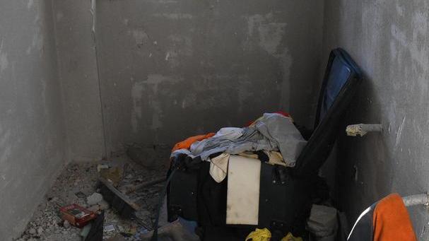 Escrementi e sporcizia Così vivevano nel cantiere