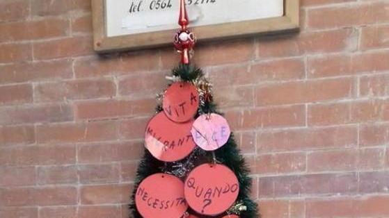Era un inno all’accoglienza Devastato albero di Natale davanti alla chiesa Battista