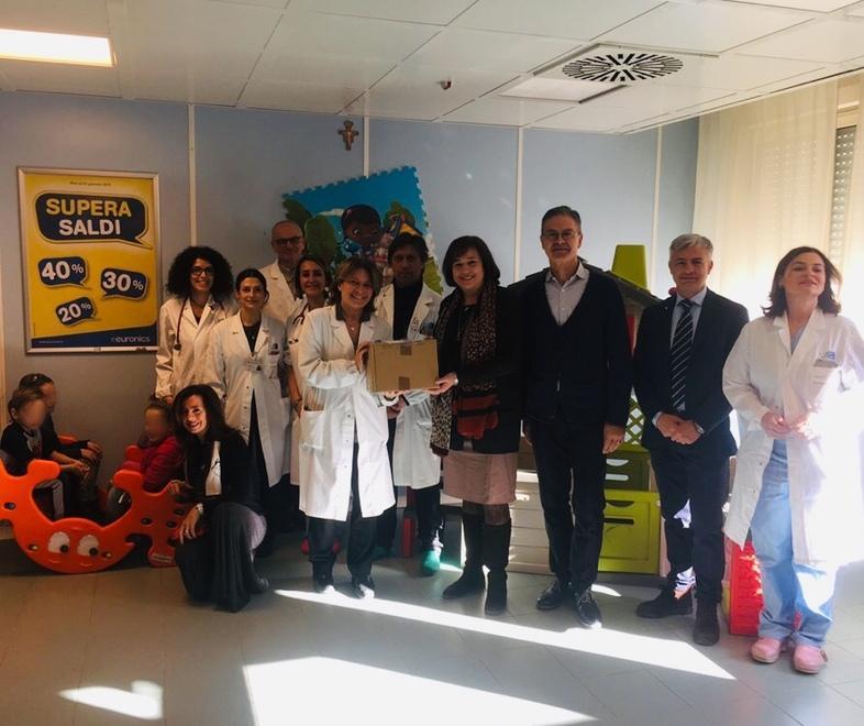 La scuola di musica dona giochi alla Pediatria del Misericordia