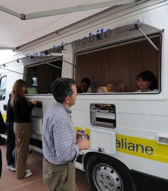 Ufficio chiuso per lavori Poste manda quello mobile