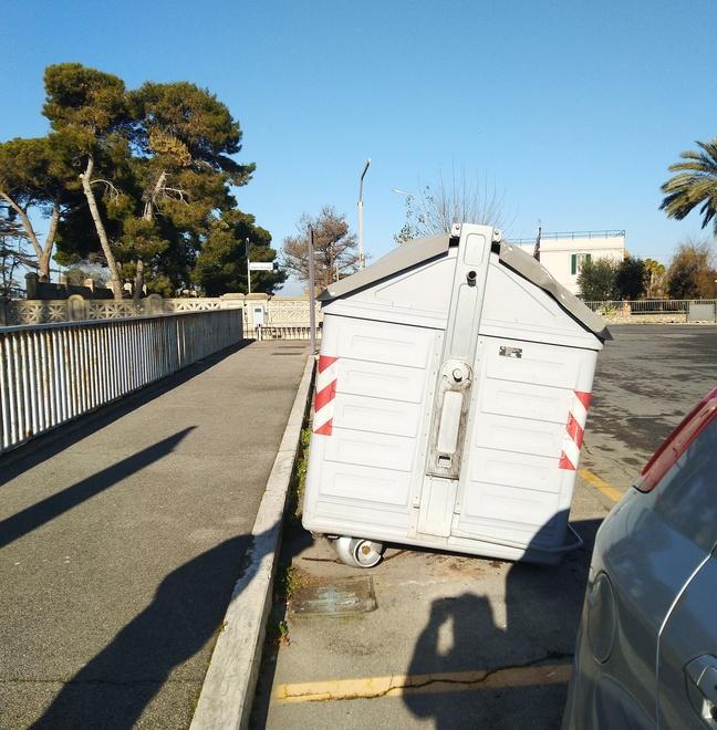 Cassonetto inclinato da bombola del gas 