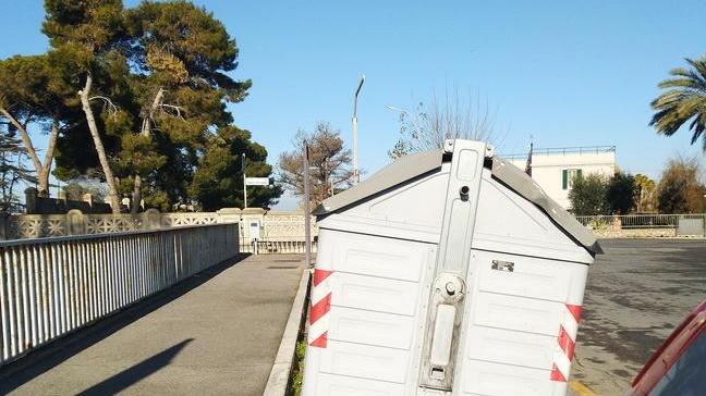 Cassonetto inclinato da bombola del gas