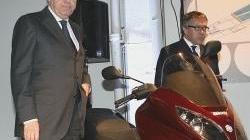 Roberto Colaninno fotografato accanto ad un Mp3 Piaggio