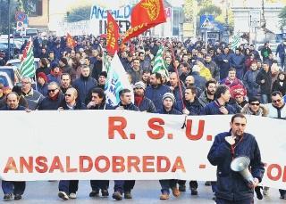 A fianco lavoratori della Breda e del suo indotto in corteo Nella foto piccola Yuri Tosi, dell’Rsu della Sirtec
