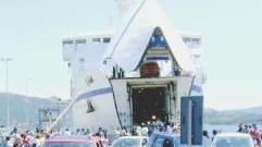 Un traghetto della Toremar durante le operazioni di sbarco a Portoferraio