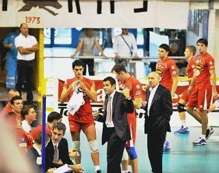 Coach Blengini con i suoi intorno alla panchina