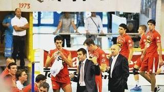 Coach Blengini con i suoi intorno alla panchina