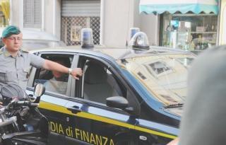 La Guardia di finanza in azione durante un blitz