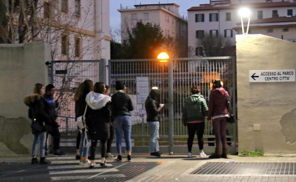 Un pomeriggio con i ragazzini che rischiano la vita saltando sulla vetta dell’ex cinema Odeon 