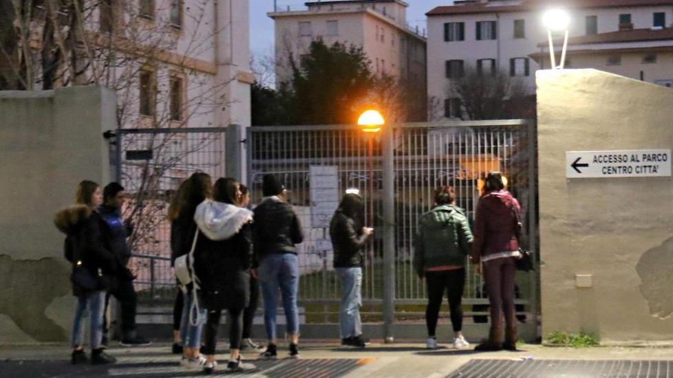 Un pomeriggio con i ragazzini che rischiano la vita saltando sulla vetta dell’ex cinema Odeon