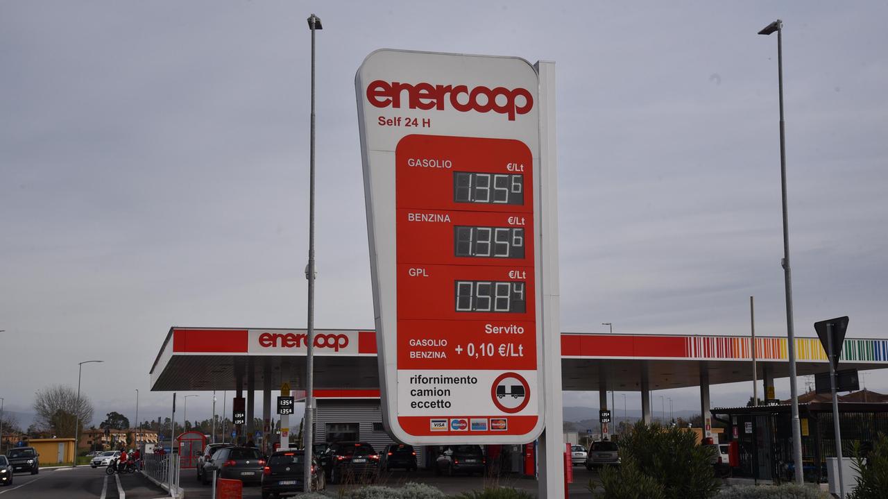 E dopo le festività natalizie il pieno di benzina costa di più