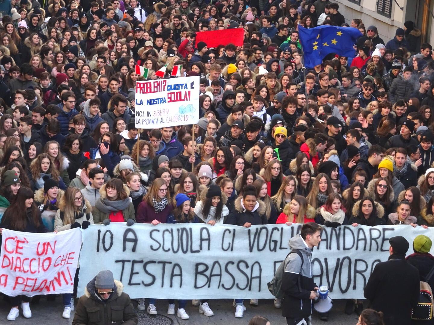 Mille studenti in corteo a Pistoia contro le scuole al freddo 