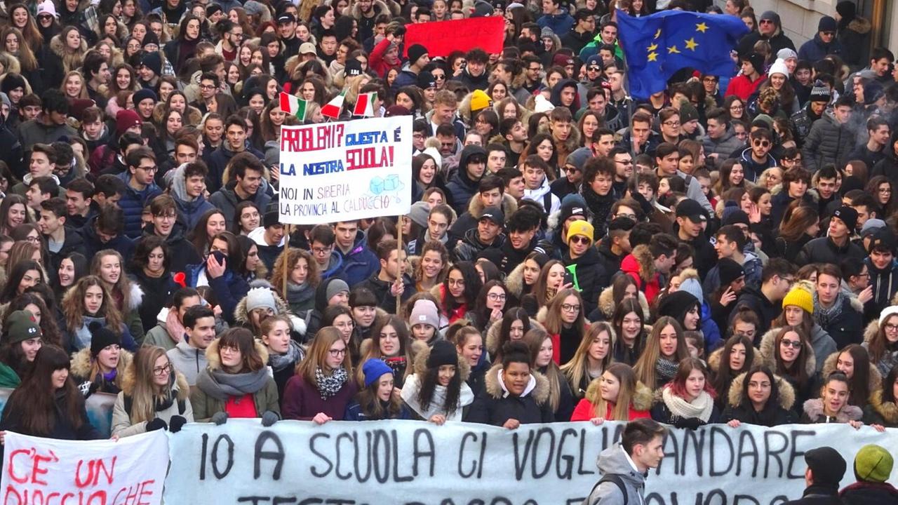 Mille studenti in corteo a Pistoia contro le scuole al freddo