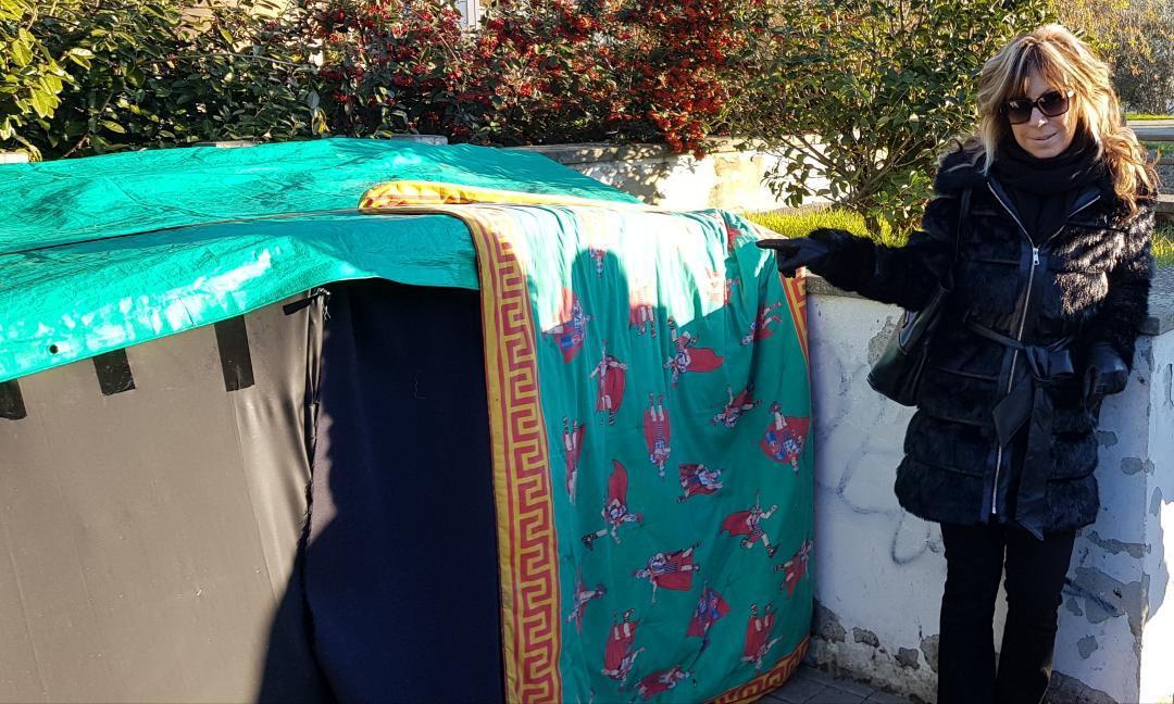 Patrizia Ovattoni accanto alla tenda della coppia nei giardini di viale Galilei