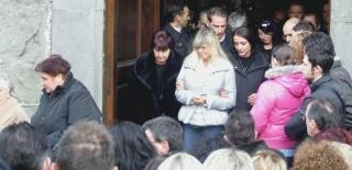 La mamma Maria Grazia esce dal Duomo: alla sua sinistra la figlia Simona