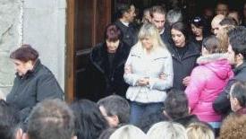 La mamma Maria Grazia esce dal Duomo: alla sua sinistra la figlia Simona