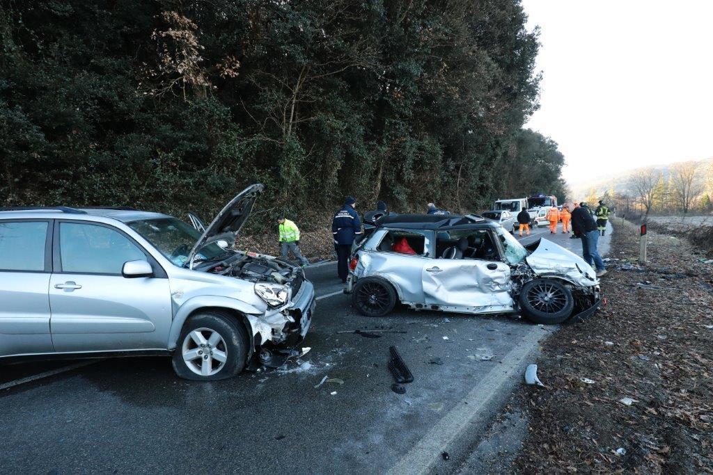 Due delle tre auto coinvolte nello scontro (Foto Agenzia Carlo Sestini)