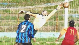 Venditto (in alto) difende la palla e (a sinistra) il portiere Brunacci in volo