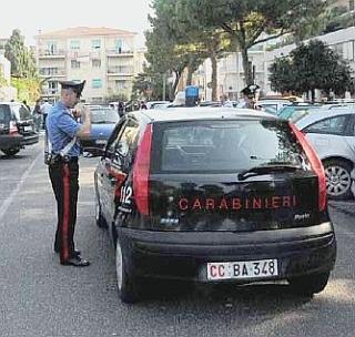 Una pattuglia dei carabinieri e a destra il lungomare di Marina di Massa