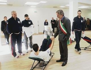 Il simbolico traglio del nastro e, sopra, il sindaco Bellandi saluta gli atleti di basket