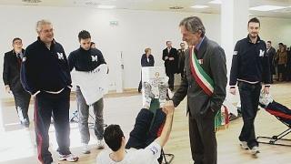 Il simbolico traglio del nastro e, sopra, il sindaco Bellandi saluta gli atleti di basket