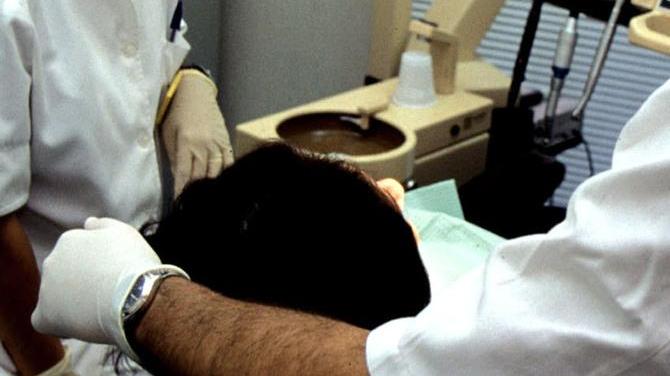 Falsi dentisti, in tre a processo: «Operavano senza medico»