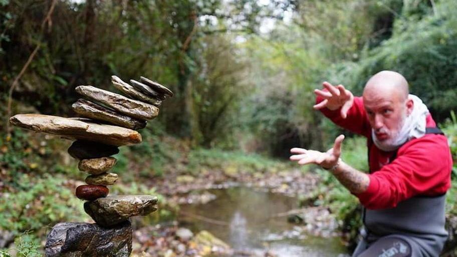 Una dimostrazione di "Stone-balancing" di Nicola Fortuna fatta utilizzando pietre di fiume tenute in equilibrio come per magia