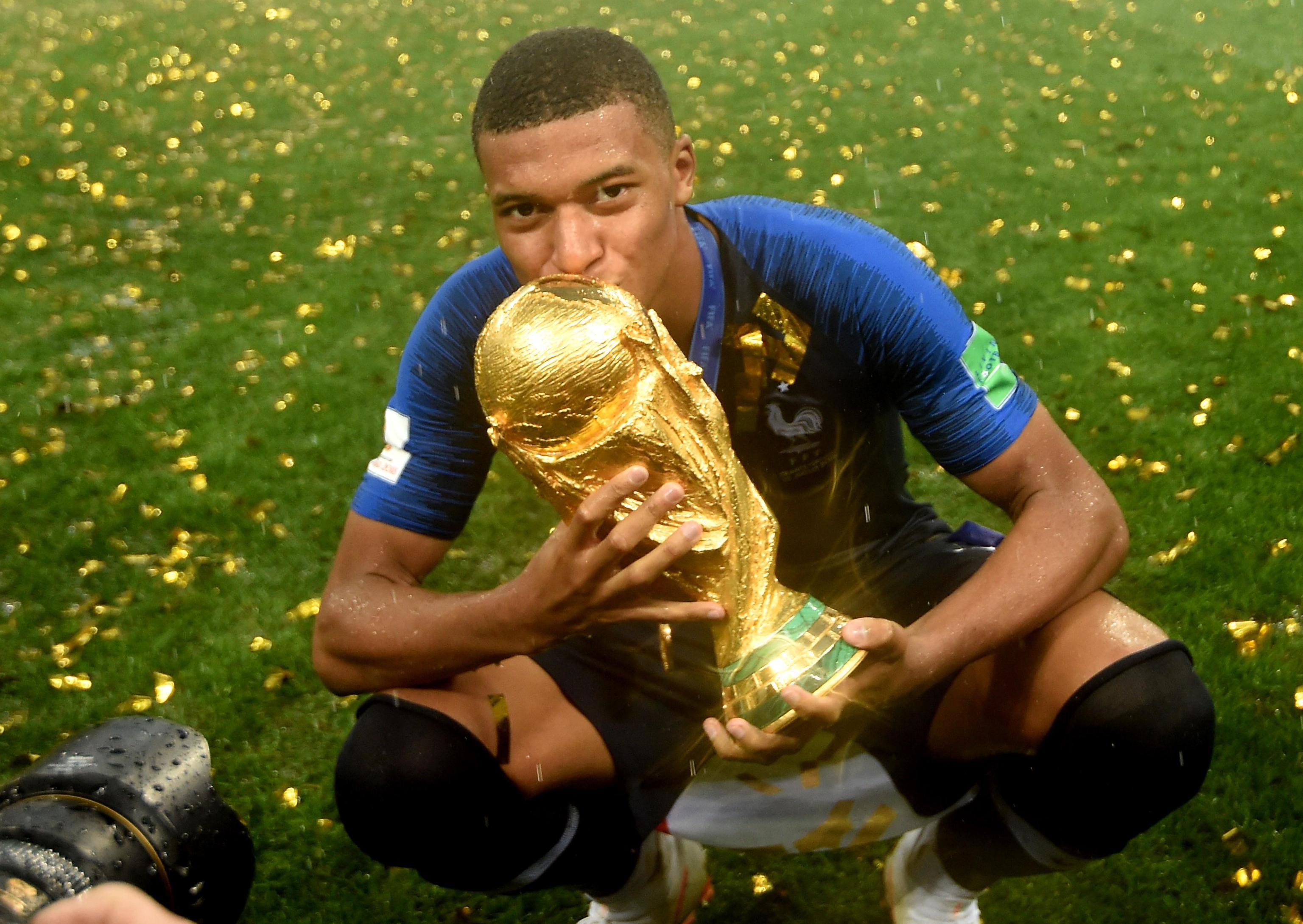 Kylian Mbappè con la coppa del mondo