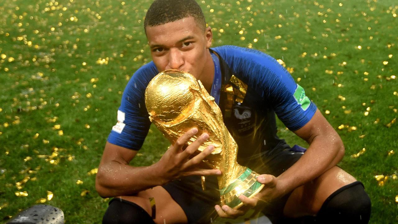 Kylian Mbappè con la coppa del mondo
