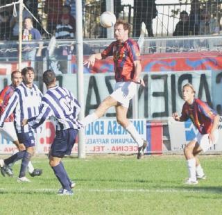 Francesco Bacci svetta di testa sulla palla Il mediano anche oggi sarà uno dei punti di riferimento della formazione rossoblù
