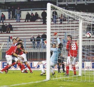 <strong>INCORNATA</strong>. Il cileno Pinilla sbuca nella difesa locale e firma il gol della vittoria