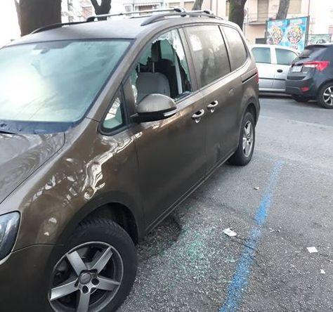 Altre cinque auto danneggiate nella notte dei ladri-vandali