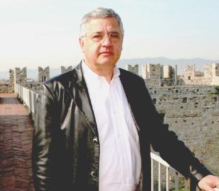 A sinistra Giuseppe Centauro a destra un’insegna cinese oscurata