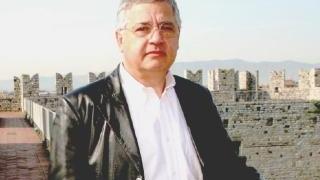 A sinistra Giuseppe Centauro a destra un’insegna cinese oscurata