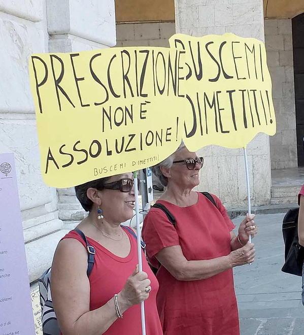 Manifestazioni e firme per chiedere le dimissioni 