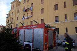 Fiamme in appartamento a Livornoevacuata una famiglia, una donna ferita